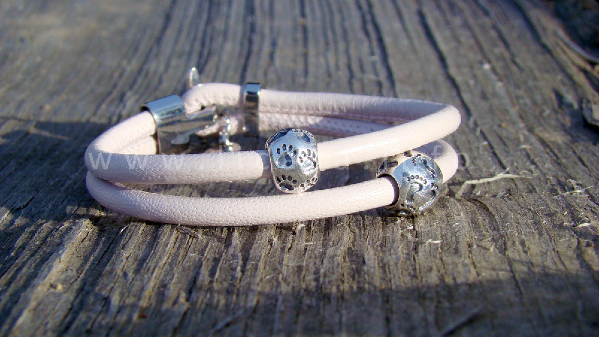 Lederarmband in der Farbe poudre mit Sterling Silper Pfotenperle